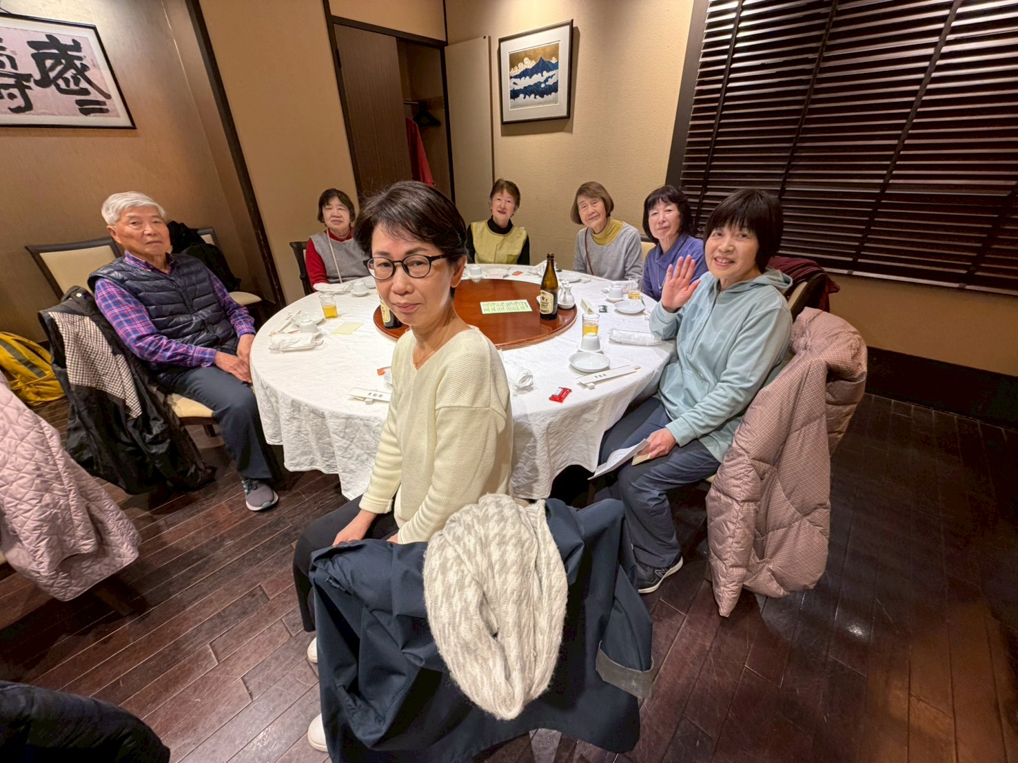 カメラに笑顔を向けるテーブルの皆様